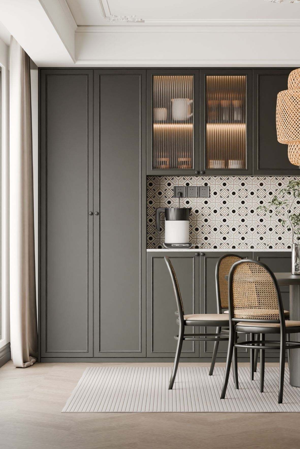 Cuisine linéaire avec étagères ouvertes en bois, plan de travail clair et dosseret foncé dans un intérieur  à Brownsburg-Chattam