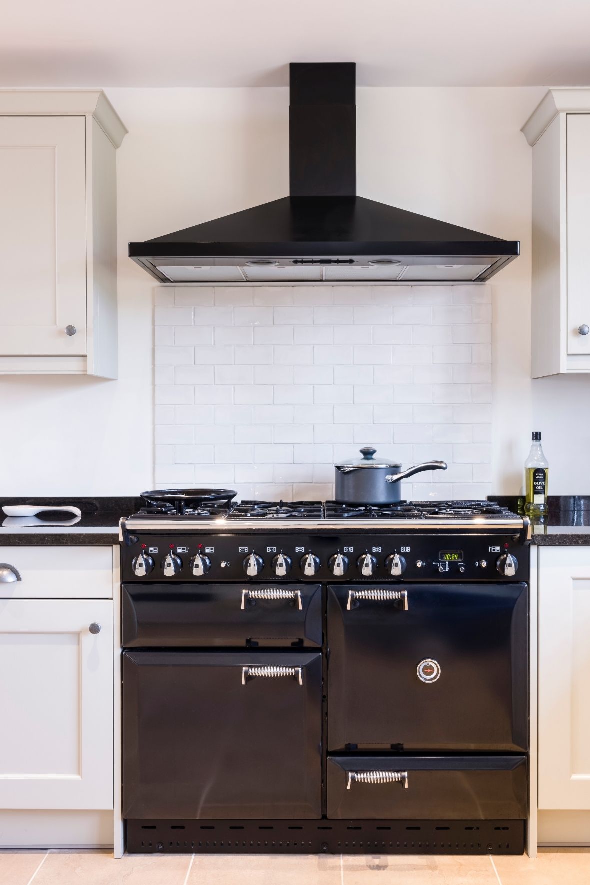 Travaux de dépose et démontage d’éléments de cuisine dans un espace résidentiel en rénovation à Saint-Etienne de Lauzon